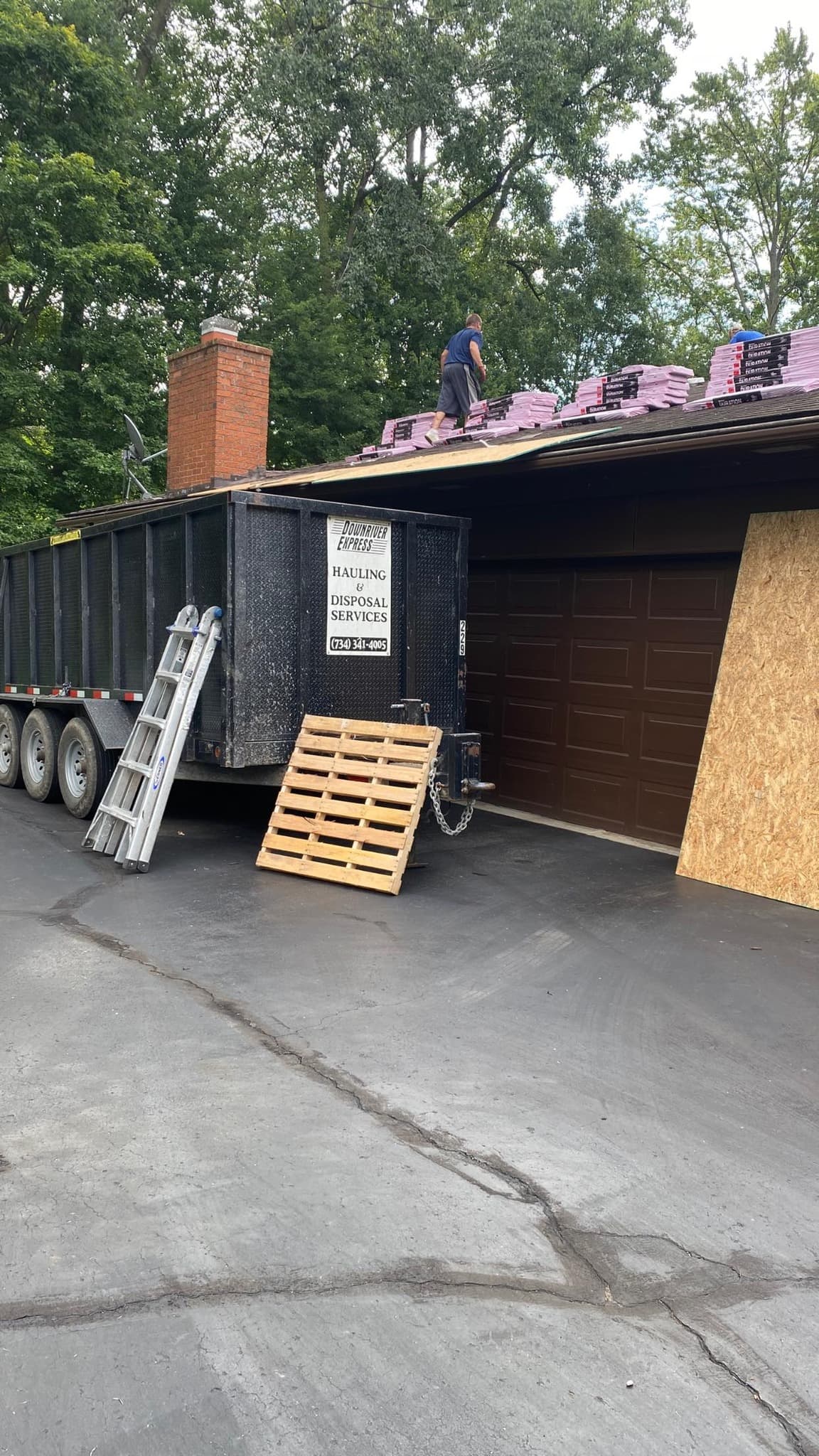 Driveway-safe dumpster with rubber wheels